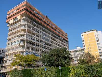 Torniamo al piano terra e ci spostiamo alle spalle del complesso. Lontana dal traffico si sviluppa la zona residenziale...